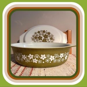 Vintage 1970s PYREX large casserole dish w lid